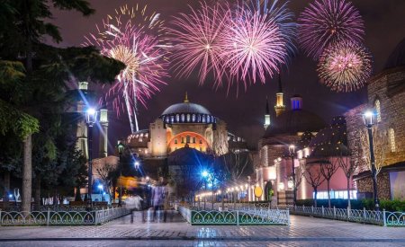 sainte sophie la nuit avec des feux dartifice a istanbul turquie
