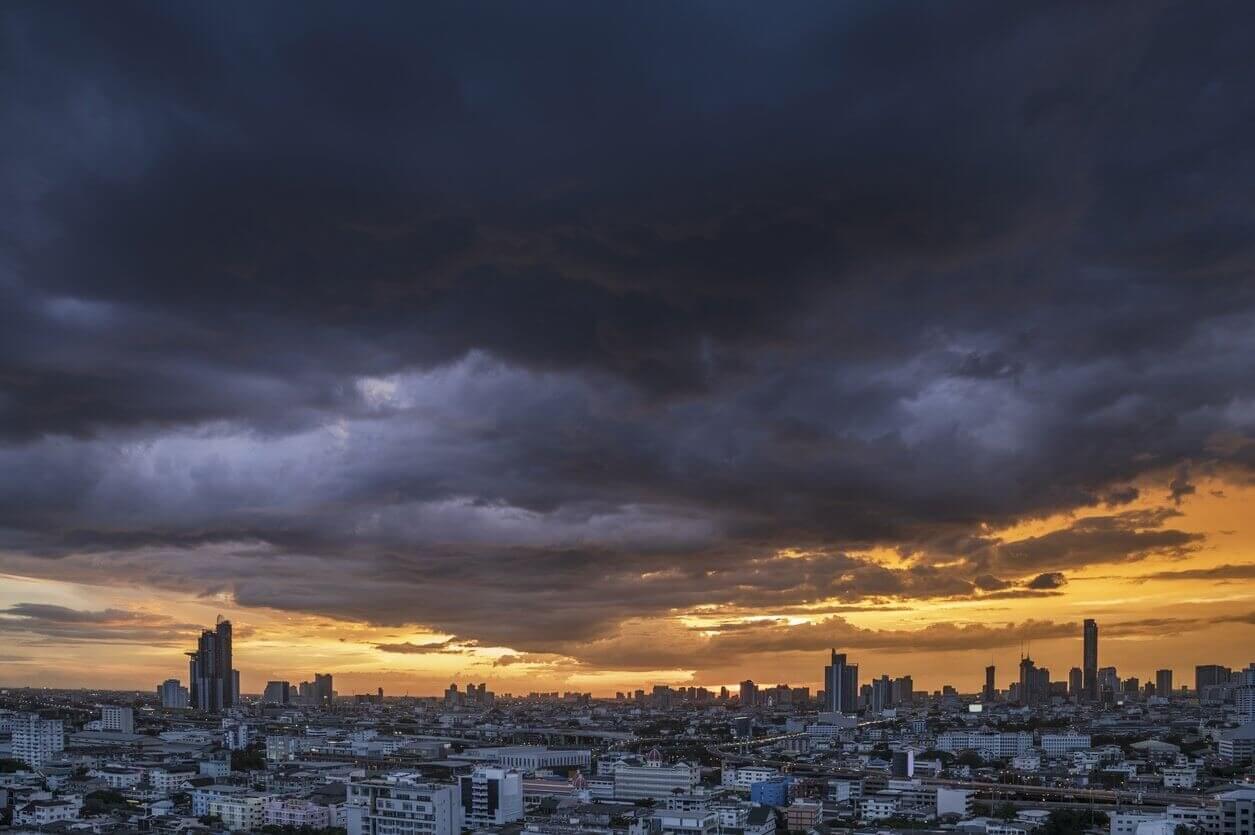 tempete menacante au dessus de bangkok