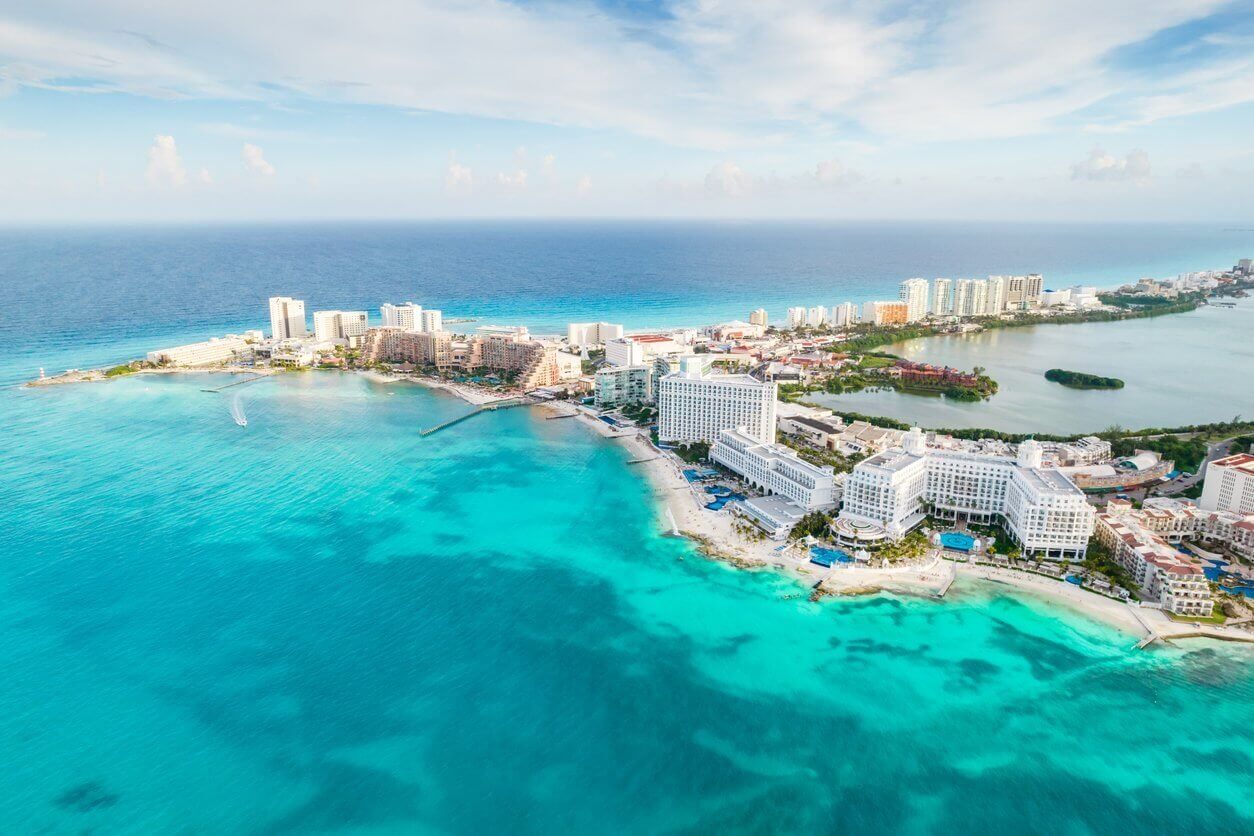 Vivre le Spring Break au Mexique : tout ce qu'il faut savoir 1 vue panoramique aerienne de la plage de cancun et de la zone hoteliere