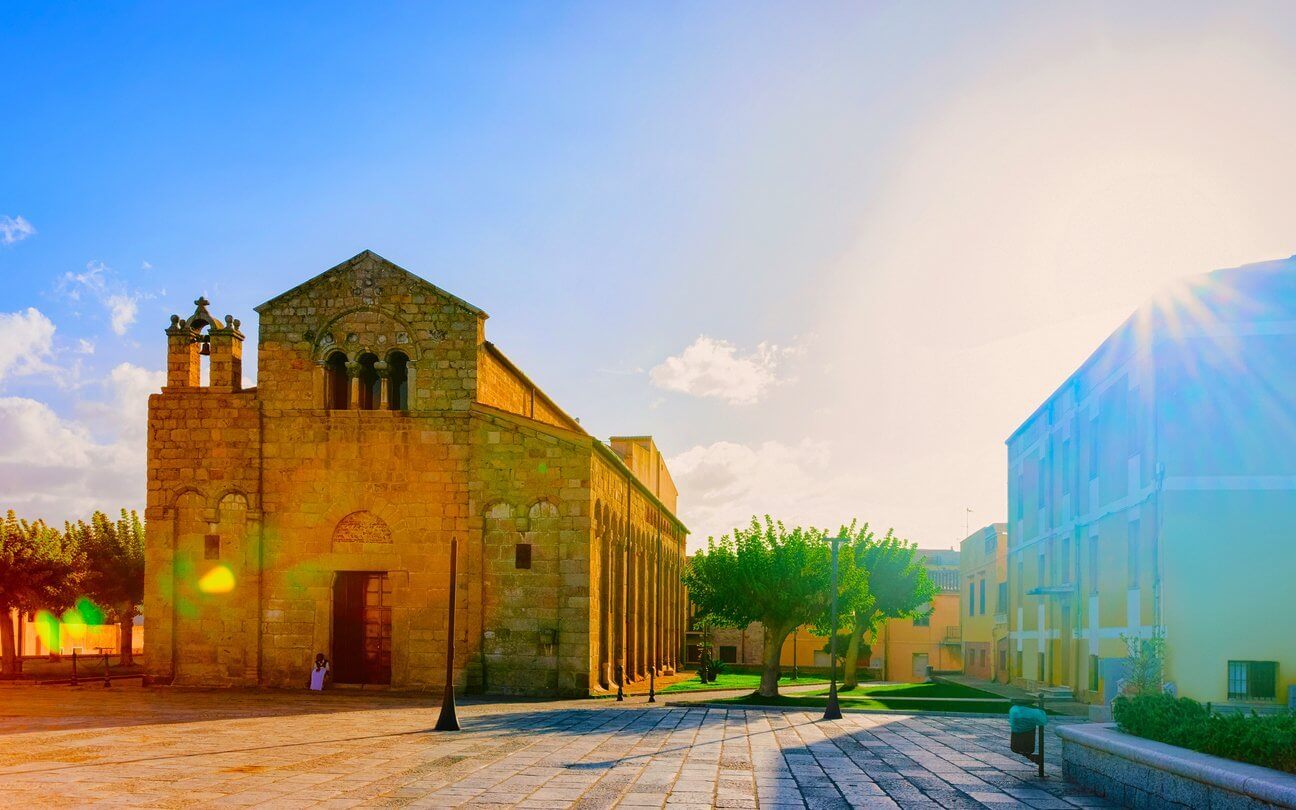 Visiter Olbia en Sardaigne : Que voir et Que faire ? 11 Incontournables ! 3 Basilica di San Simplicio Church in Old city Olbia sunlight reflex