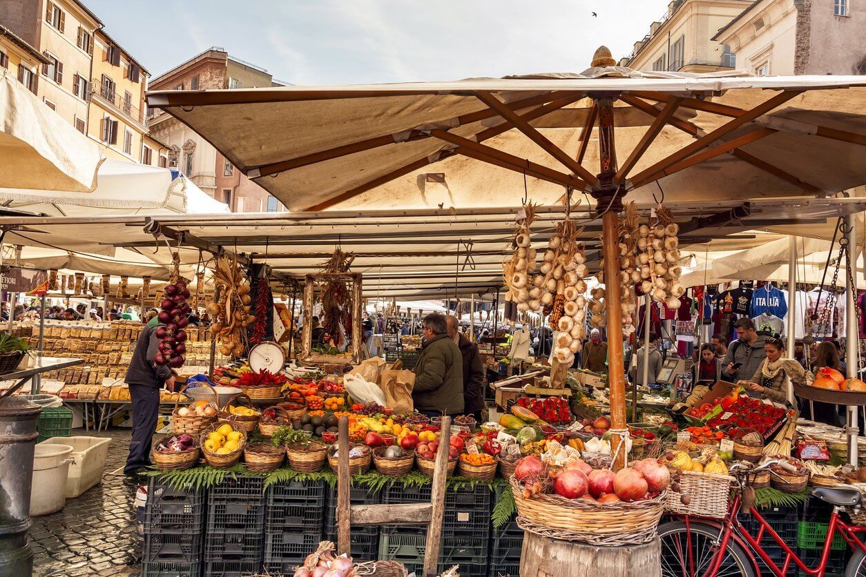 Visiter Olbia en Sardaigne : Que voir et Que faire ? 11 Incontournables ! 2 fruits and vegetables on sale in the public market