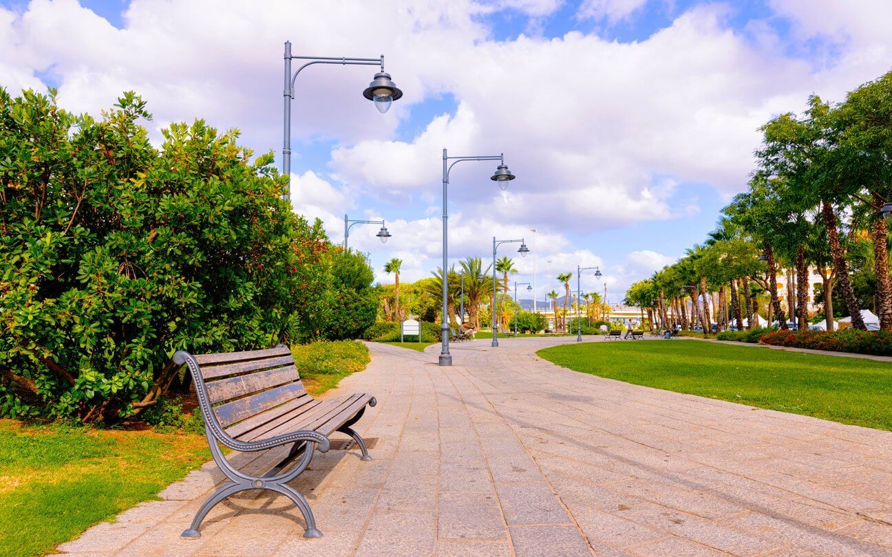 Visiter Olbia en Sardaigne : Que voir et Que faire ? 11 Incontournables ! 9 Bench at Parco Giardinetti Park in Old city of Olbia reflex