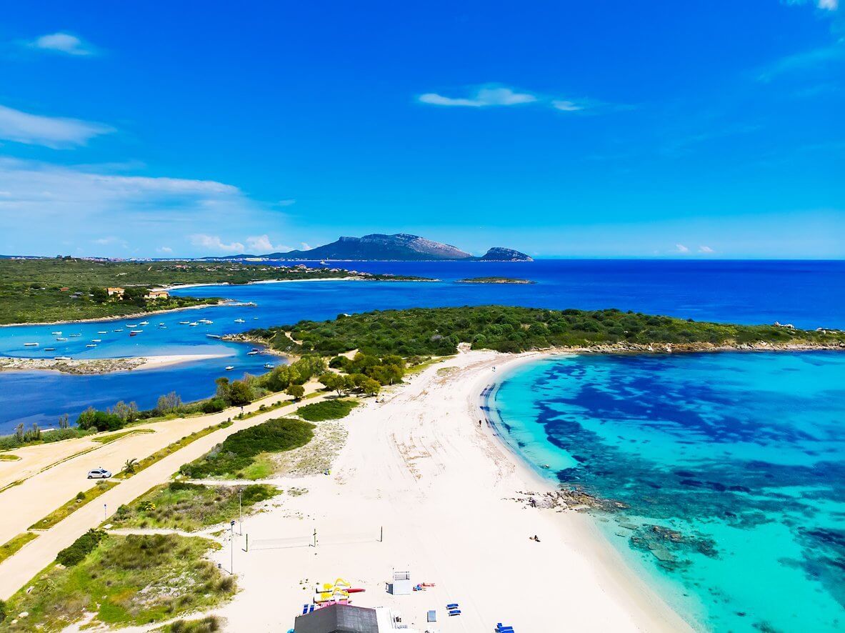 Visiter Olbia en Sardaigne : Que voir et Que faire ? 11 Incontournables ! 5 Aerial view of Bados, nice sandy beach with the mountains and the islands in background, North Sardinia,Olbia