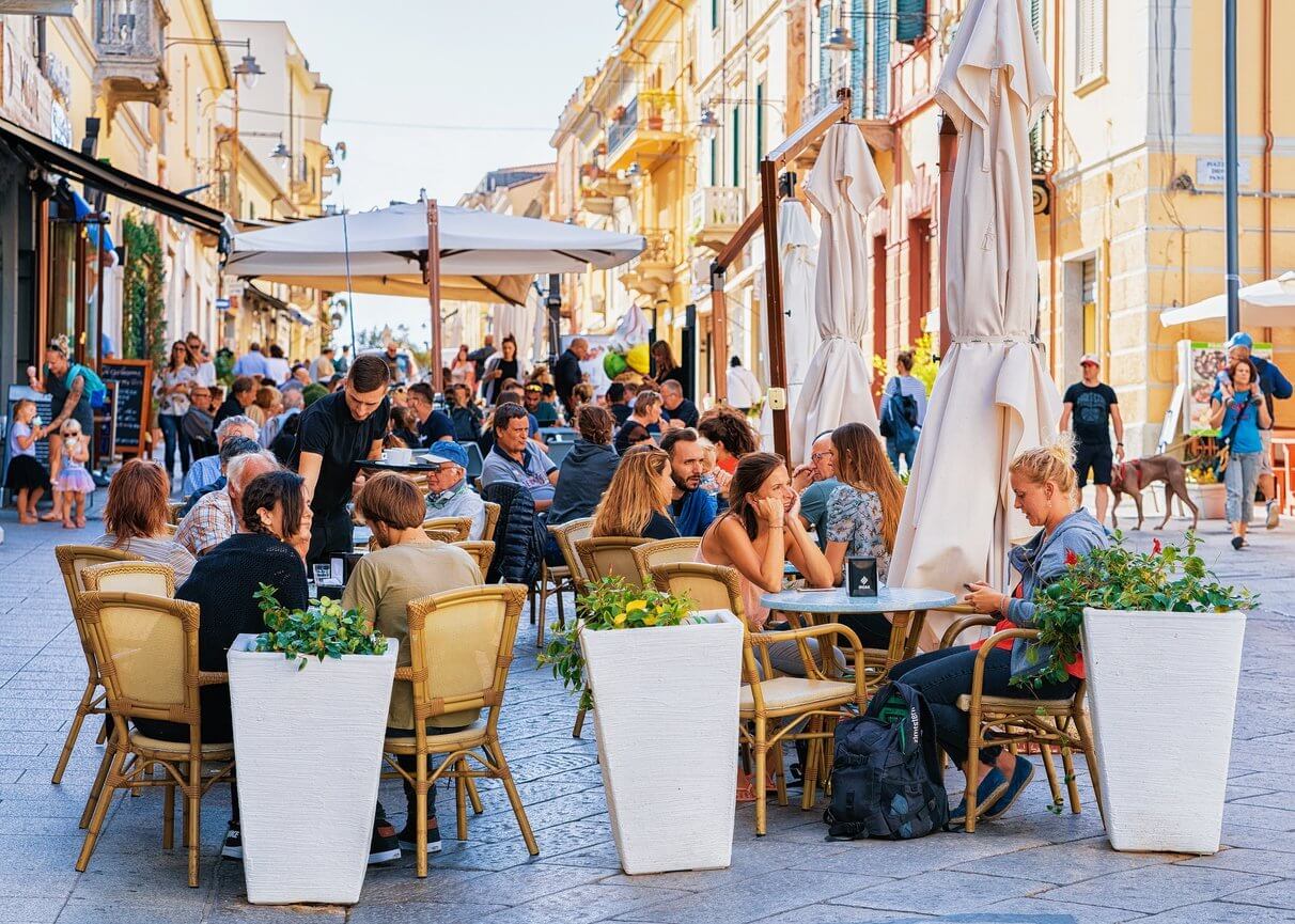 Visiter Olbia en Sardaigne : Que voir et Que faire ? 11 Incontournables ! 1 Tourists at street cafe on Corso Umberto Street in Olbia