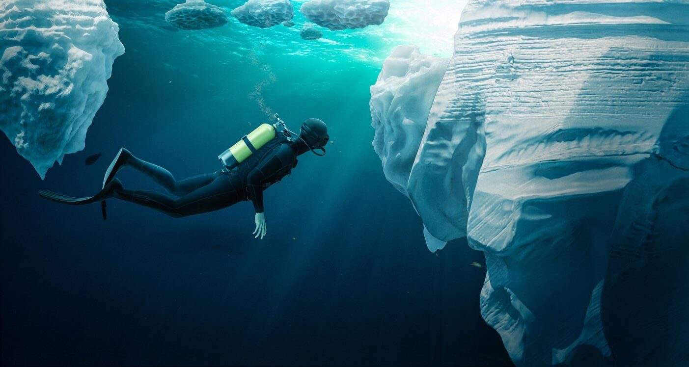 Où plonger chaque mois de l’année ? Les 12 meilleures destinations plongées ! 11 Diver ecploring the pack ice