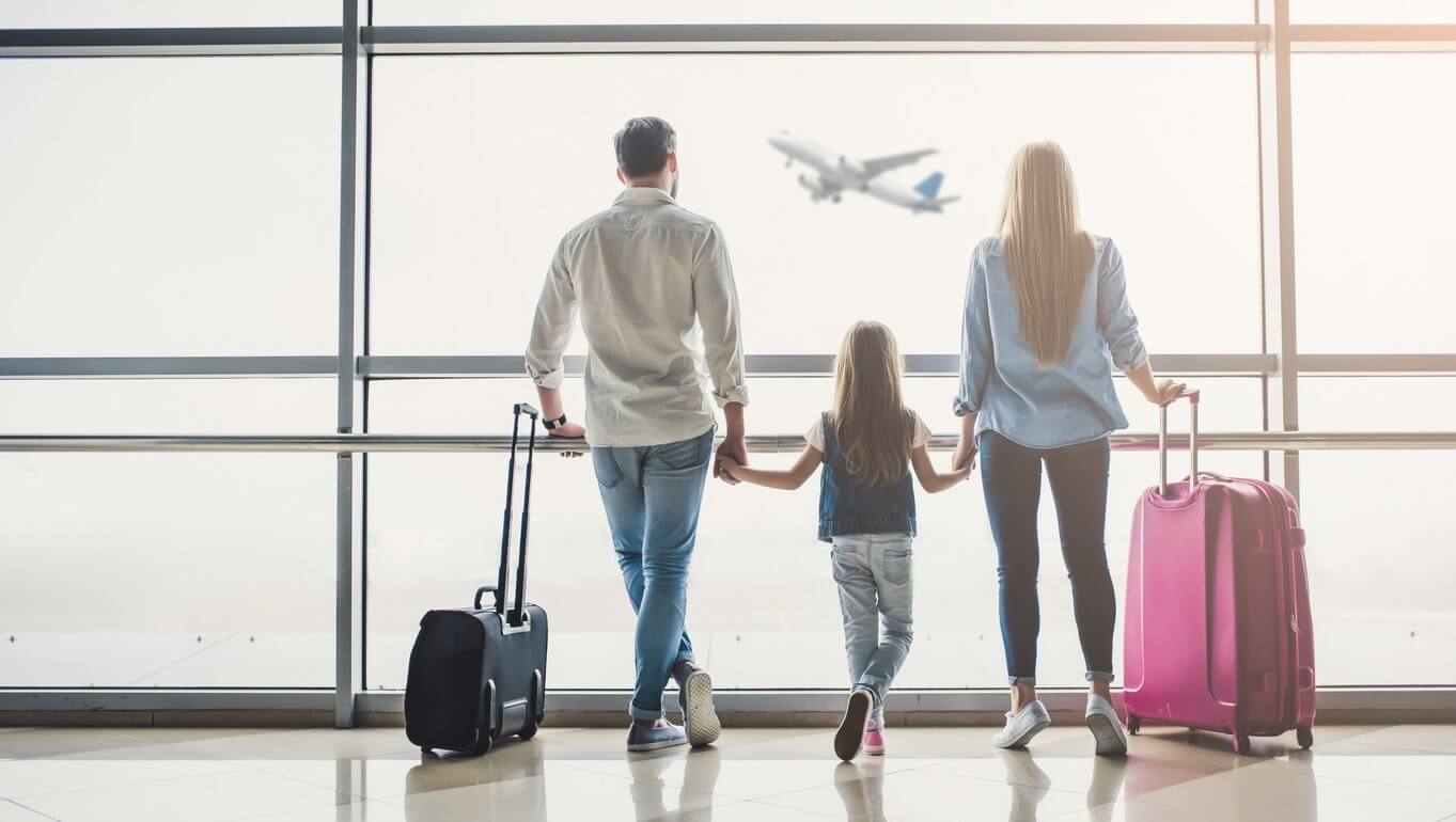 Voyager dans un pays chaud : avantages et inconvénients + tous nos conseils 2 Famille à l’aéroport