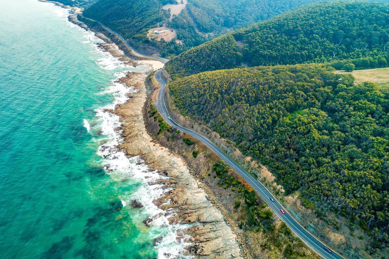 Les plus belles routes du monde : 14 road trips à faire absolument... on the road again ! 5 Cars driving on Great Ocean Road, Victoria, Australia aerial view