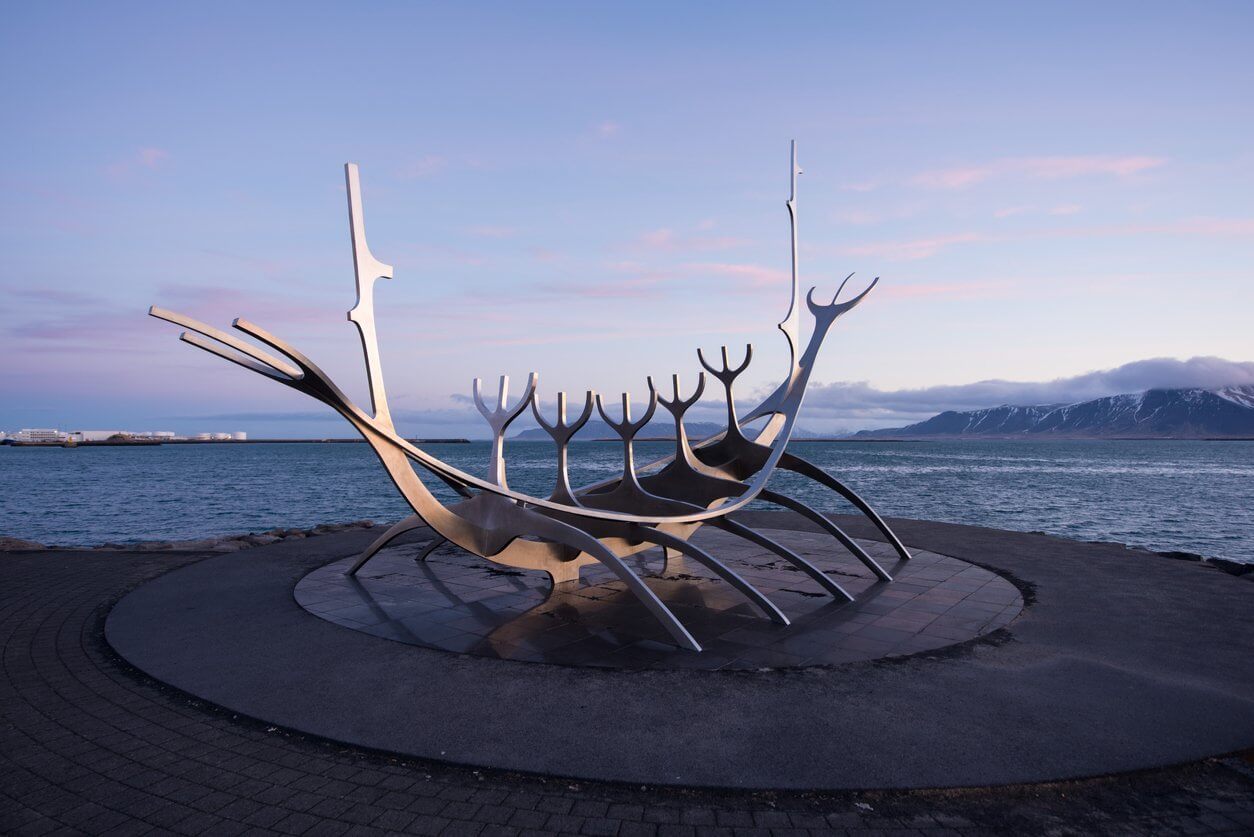 Que faire et que voir à Reykjavik ? Les 9 incontournables à ne pas rater ! 2 sculpture du bateau viking