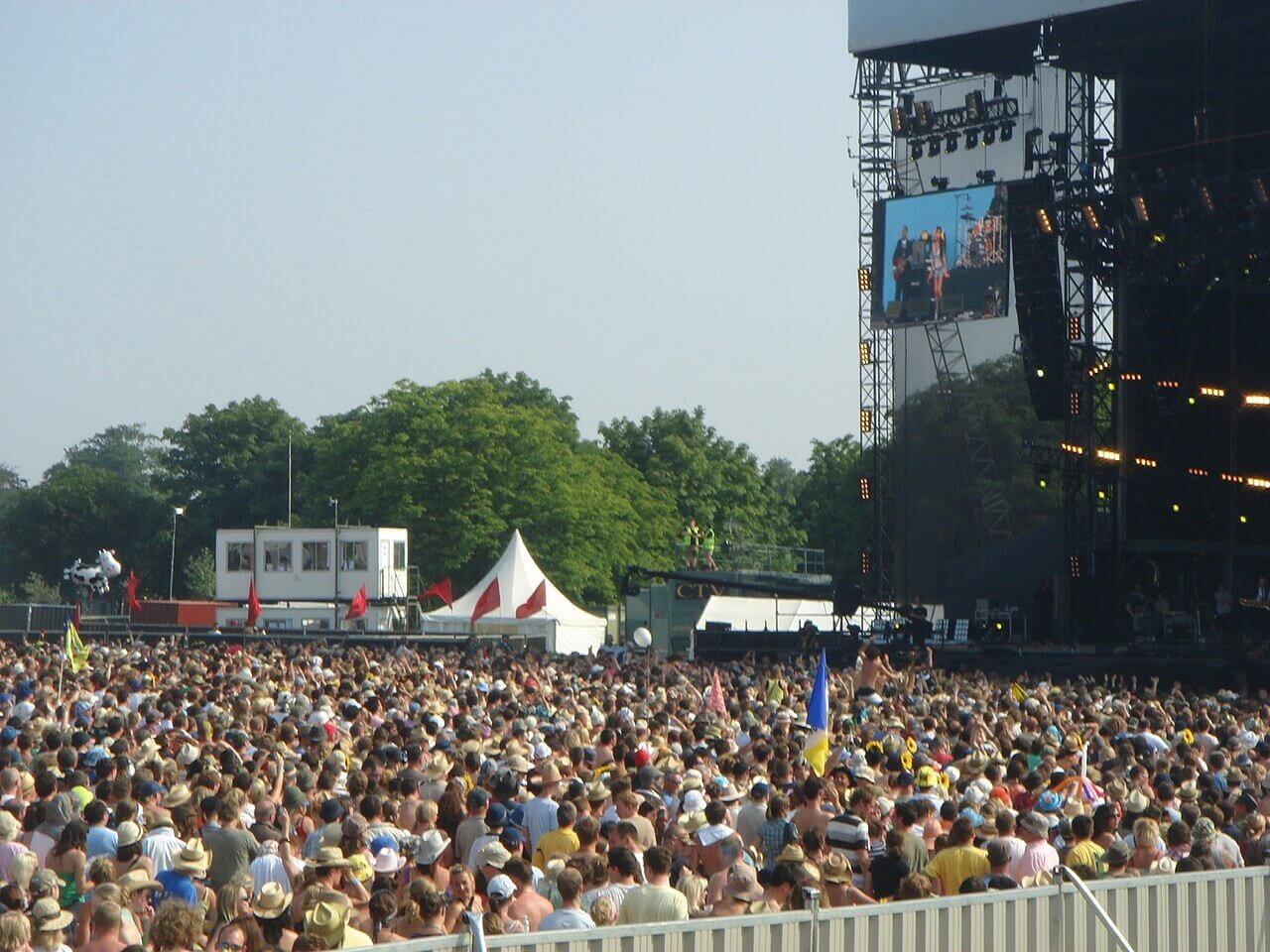 1280px Isle of Wight Festival 2007 crowds