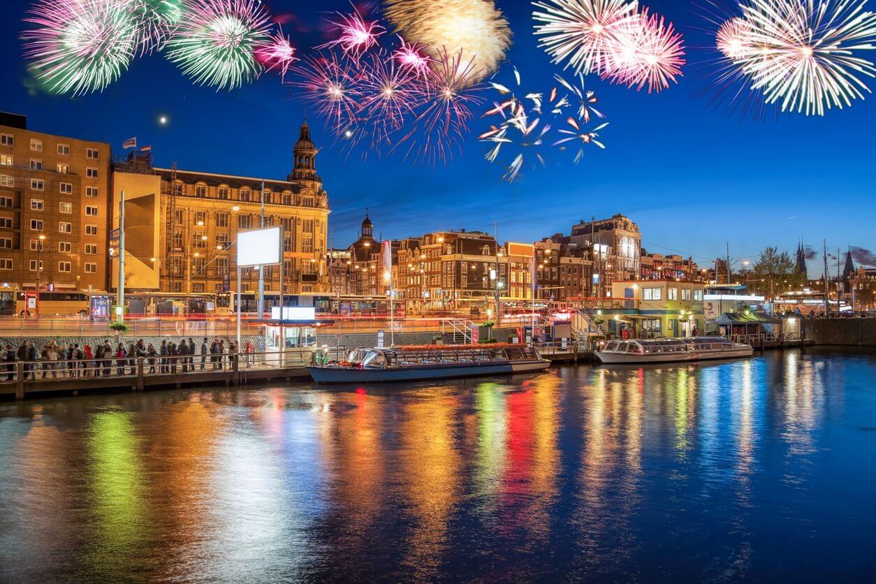 Les meilleures villes où célébrer le nouvel an dans le monde 7 Amsterdam avec feu d’artifice (fête du nouvel an)