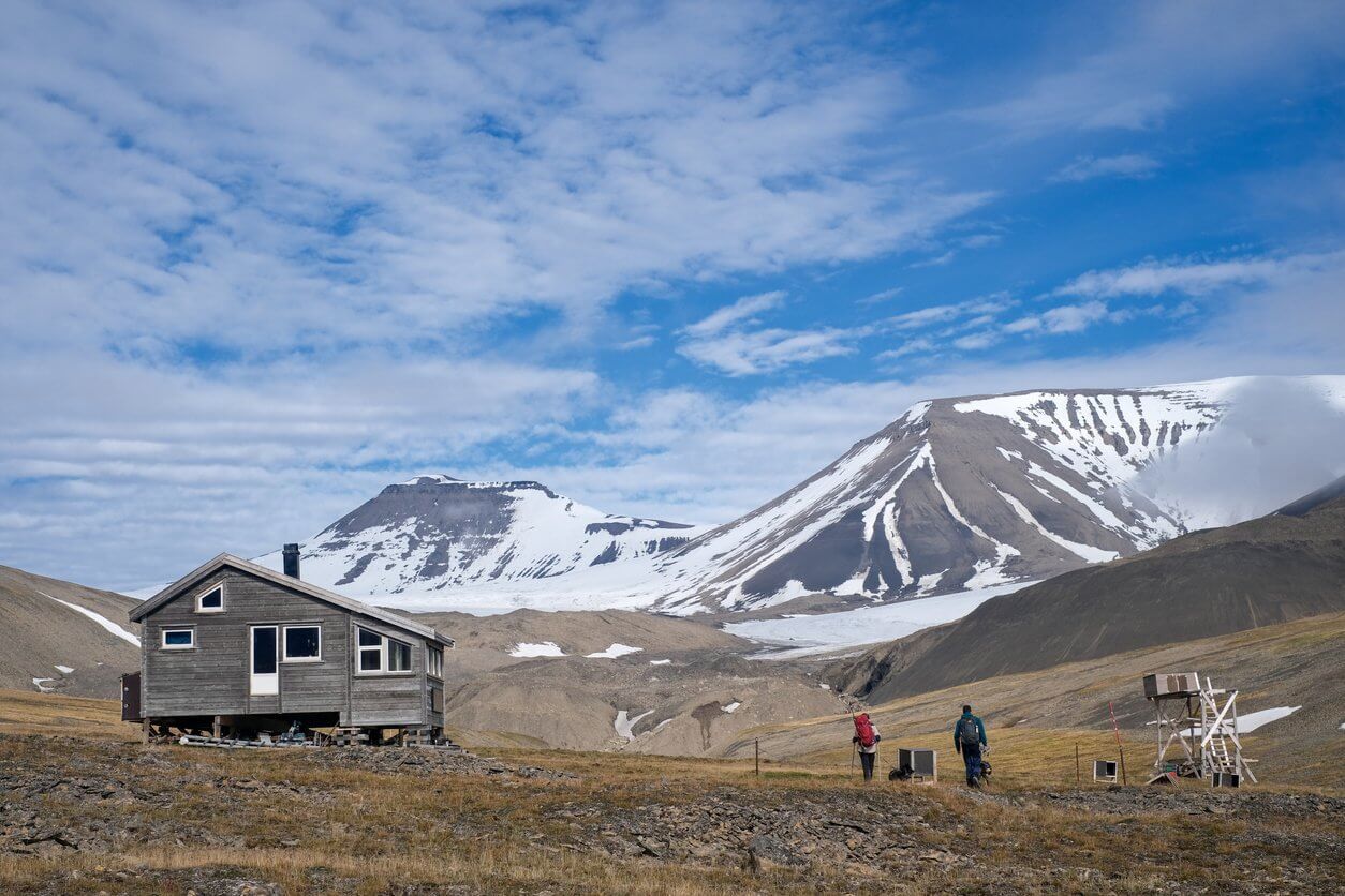 Top 16 des destinations pour une déconnexion totale : où partir en voyage pour se couper du monde en 2025 ? 16 cabane au Svalbard en été
