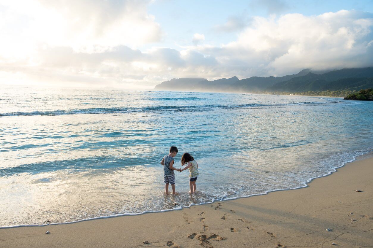 Les 15 meilleures îles à visiter en famille 9 Brother and Sister Siblings Lifestyle Portrait