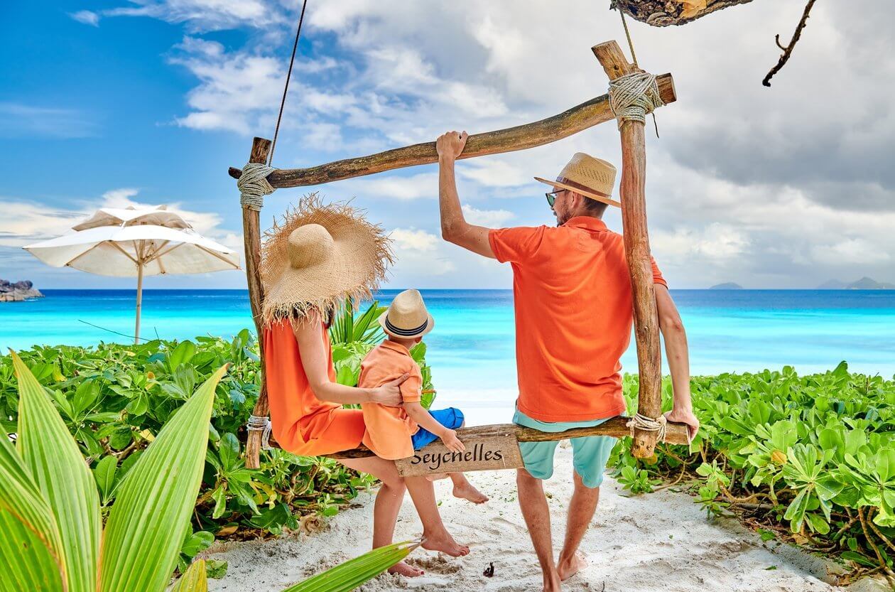 Les 15 meilleures îles à visiter en famille 5 Family with three year old boy on beach. Seychelles, Mahe.