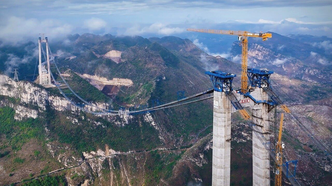 La Chine s’apprête à inaugurer le pont le plus haut du monde 1 Huajiang Grand Canyon Bridge construction