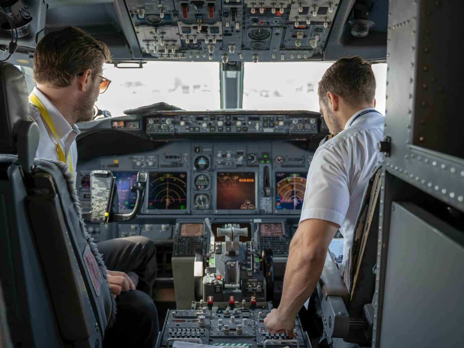 15 secrets révélés sur les vols : ce que les compagnies aériennes ne vous diront jamais 2 two pilots sitting inside plane