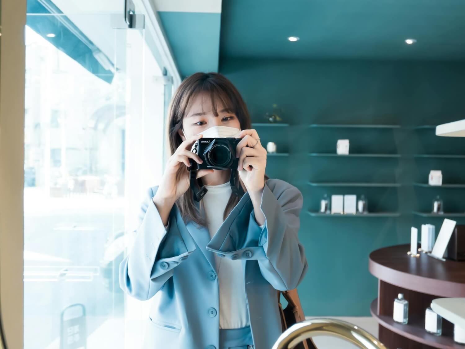 La face cachée de la Corée du Sud : la vérité derrière la perfection 1 woman in blue blazer holding a black camera
