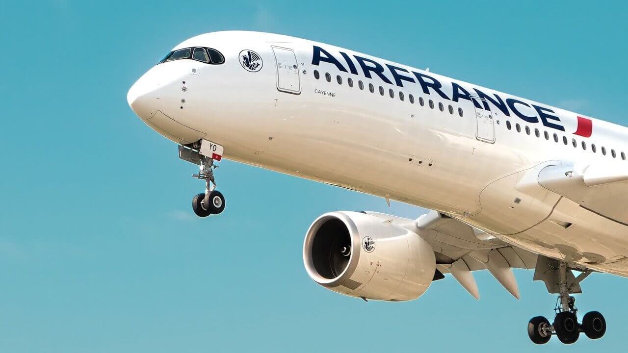 Air France casse les codes : du Wi-Fi haut débit gratuit dans tous ses avions d’ici 2026 1 a large airfrance jet flying through a blue sky