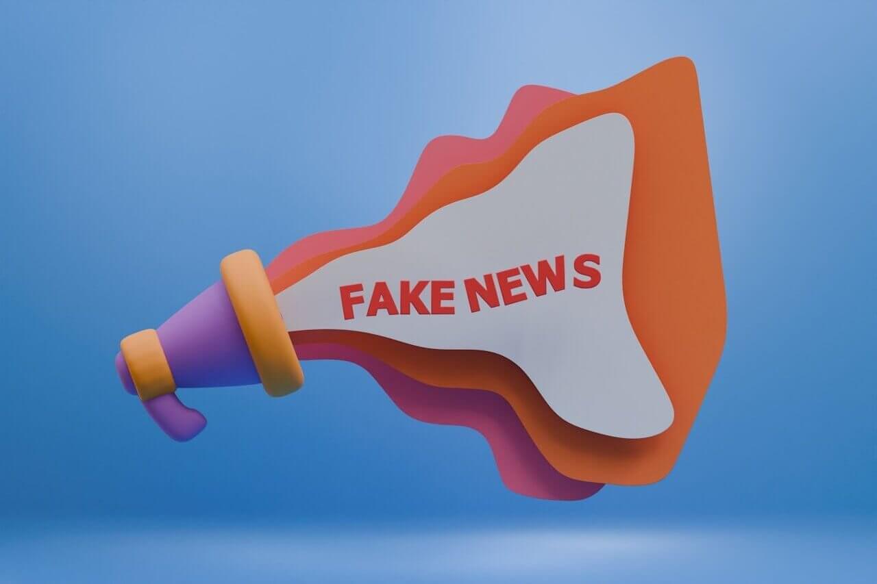 Intox : une IA déclare à tort la faillite d'une agence de voyage 1 a fake news megaphone with the word fake news coming out of it