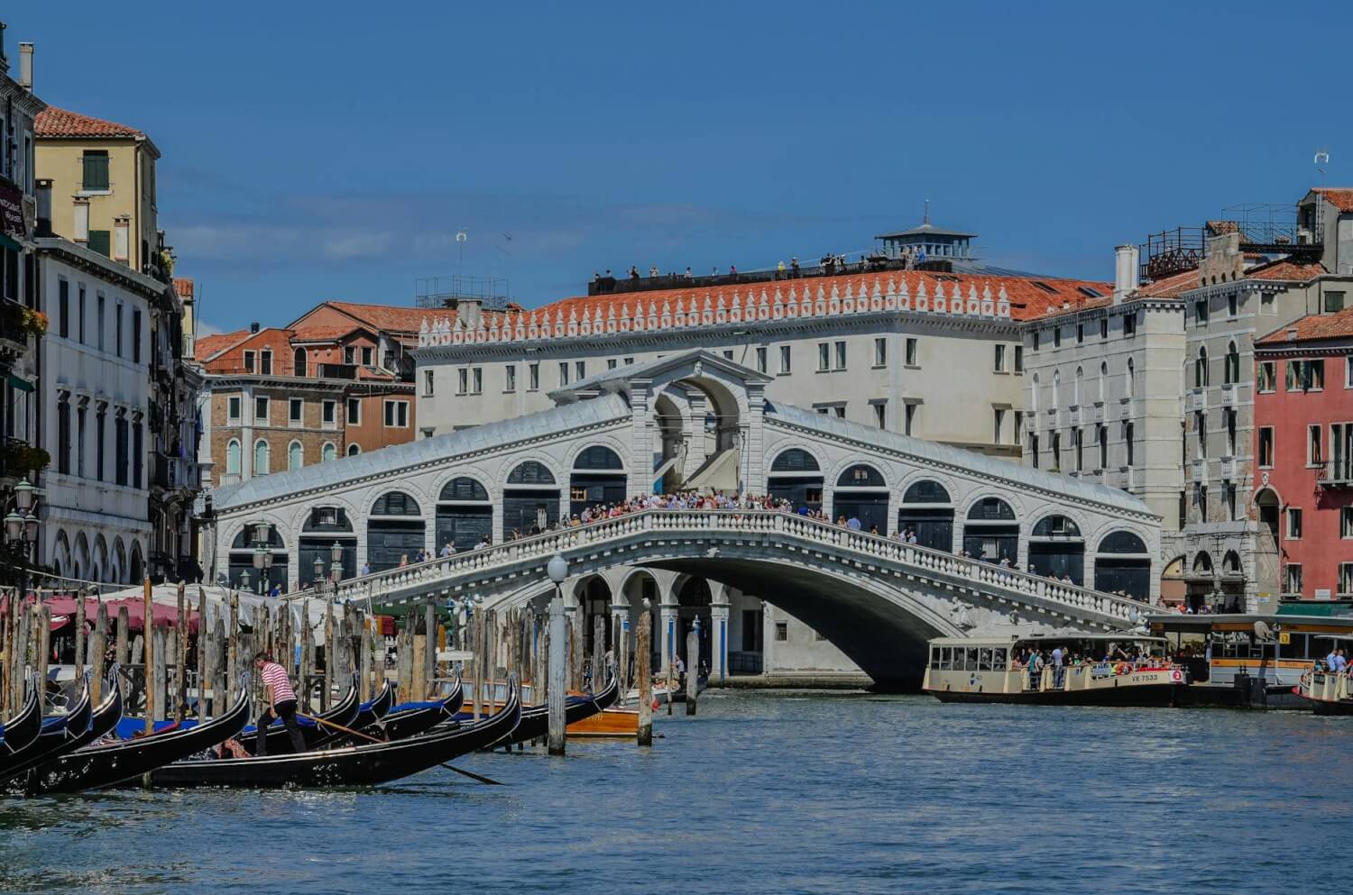 Venise 2026 : quand y aller pour échapper (légalement) à la taxe visiteurs ? 2 rialto bridge over grand canal in venice