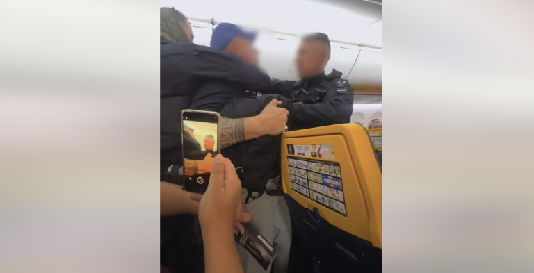 Vidéo virale évacuation mouvementée de passagers ivres sur un vol à Toulouse